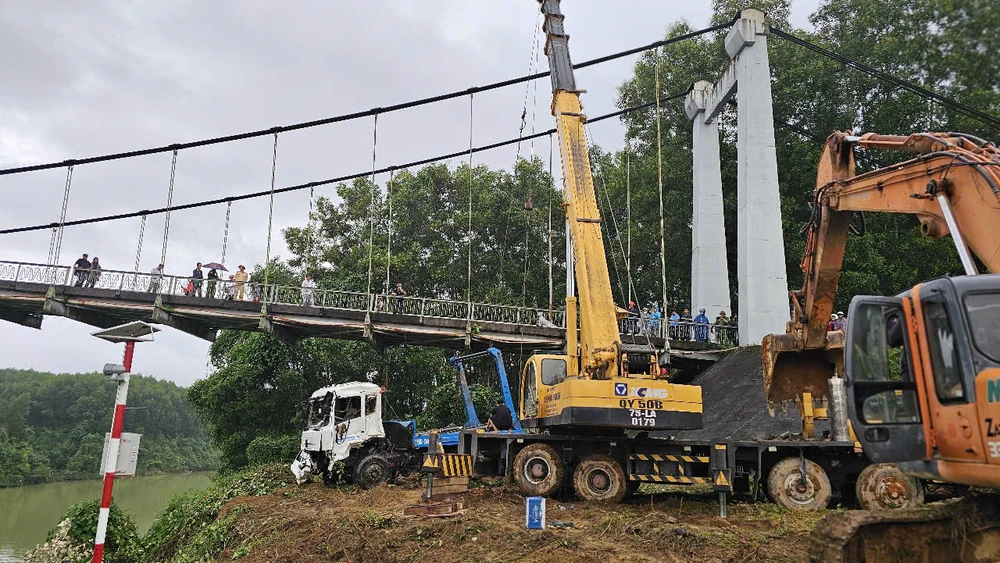 Trục Vớt Thành Công Xe Chở Rác Rơi Từ Cầu, Căng Thẳng Tìm Kiếm Hai Nạn Nhân Mất Tích