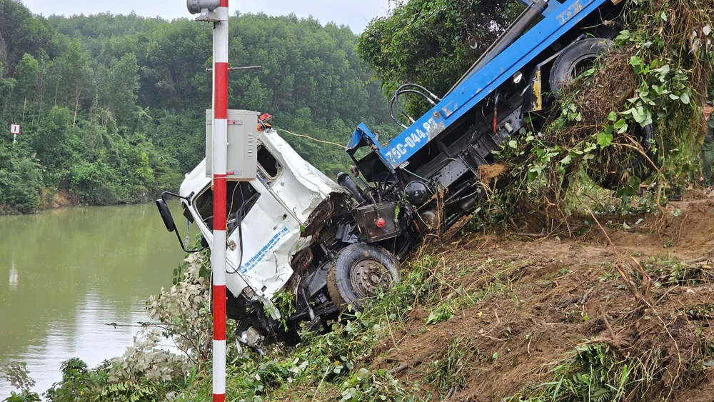 Trục Vớt Thành Công Xe Chở Rác Rơi Từ Cầu, Căng Thẳng Tìm Kiếm Hai Nạn Nhân Mất Tích