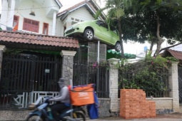Chiếc ô tô 20 năm "trụ vững" trên cổng nhà 5 mét ở Đồng Nai