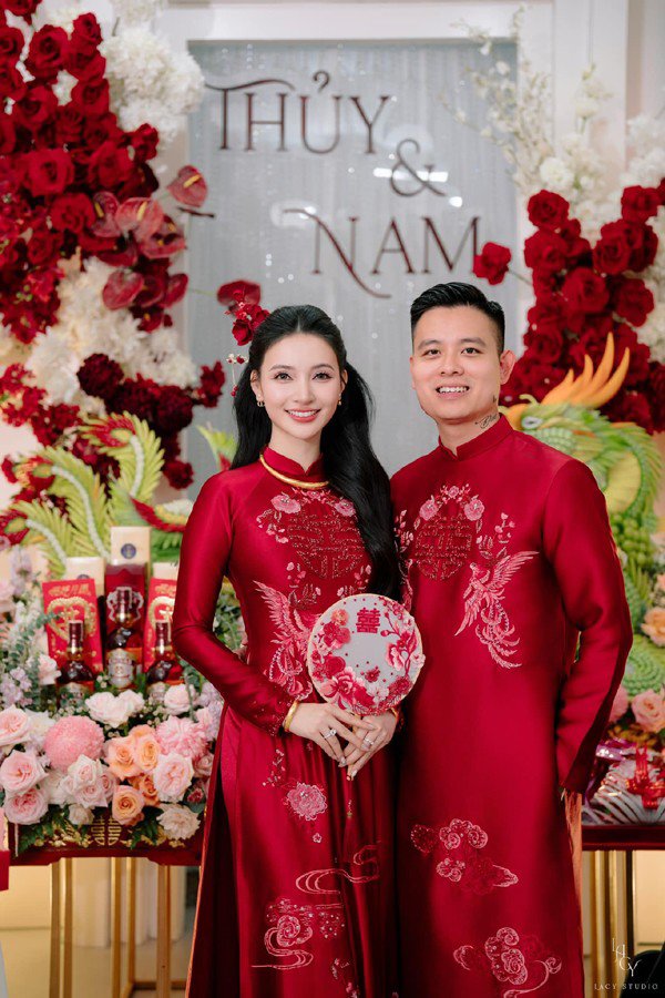 Diễn viên Bích Thuỷ (nickname Thuỷ Bi, SN 1999) đang là cái tên Gen Z được nhiều khán giả chú ý gần đây. Bên cạnh sự nghiệp diễn xuất, Thuỷ Bi được biết đến với chuyện tình từ yêu đến cưới cùng chồng điển trai - doanh nhân Thành Nam. Cặp đôi đã chính thức tổ chức đám cưới và về chung một nhà vào ngày 5/10 vừa qua.