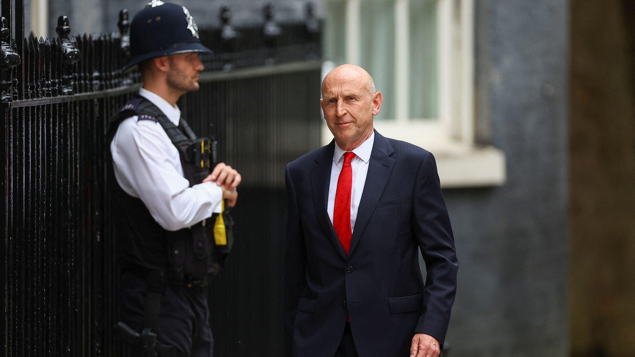 Bộ trưởng Quốc phòng Anh John Healey. Ảnh: Reuters.