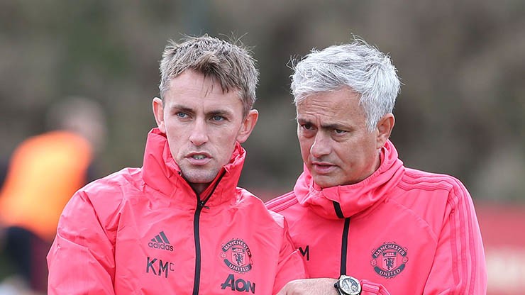 HLV McKenna (bên trái) từng làm trợ lý cho HLV Mourinho tại MU