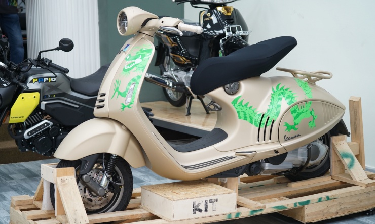 Vespa 946 bản Rồng hạ &#39;sốt&#39;, giảm 200 triệu đồng - 12