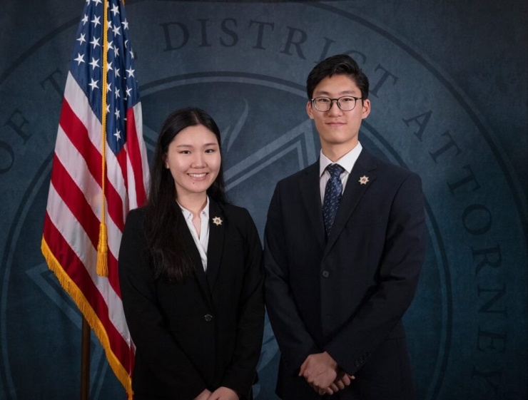 Sophia Park và anh trai - người cũng vượt qua kỳ thi sát hạch luật sư bang California, Mỹ năm ngoái. Ảnh: Tulare County District Attorney's Office