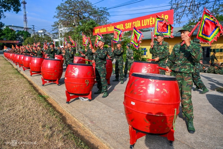 Trình diễn đặc sắc tại triển lãm Quốc phòng quốc tế Việt Nam 2024: Đội hình quân khuyển và đặc công biểu diễn ấn tượng