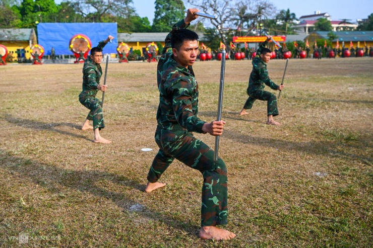 Trình diễn đặc sắc tại triển lãm Quốc phòng quốc tế Việt Nam 2024: Đội hình quân khuyển và đặc công biểu diễn ấn tượng