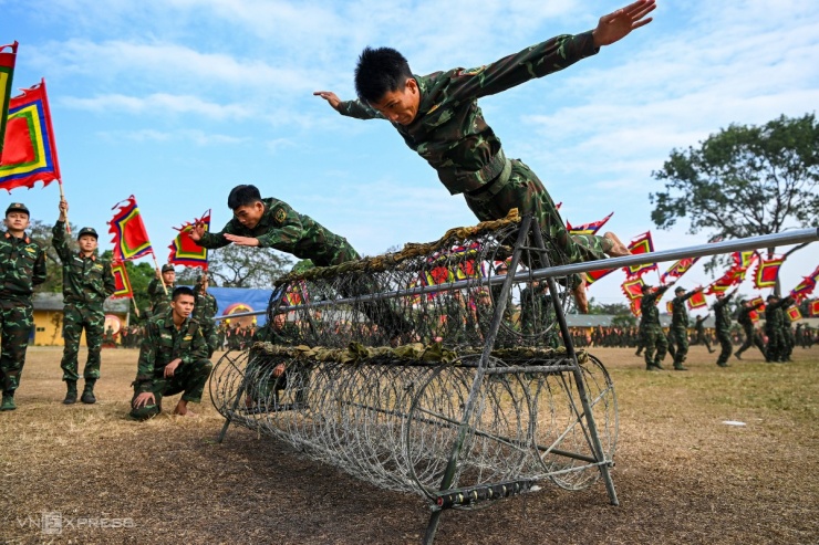 Trình diễn đặc sắc tại triển lãm Quốc phòng quốc tế Việt Nam 2024: Đội hình quân khuyển và đặc công biểu diễn ấn tượng