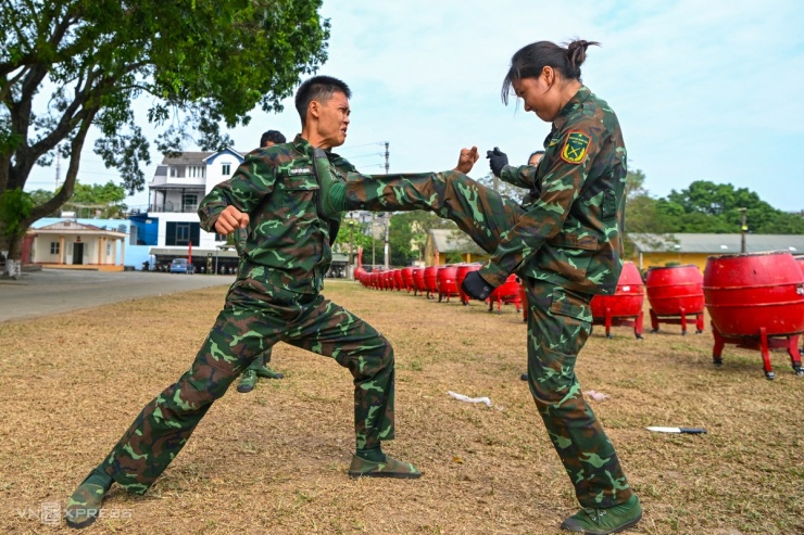 Trình diễn đặc sắc tại triển lãm Quốc phòng quốc tế Việt Nam 2024: Đội hình quân khuyển và đặc công biểu diễn ấn tượng