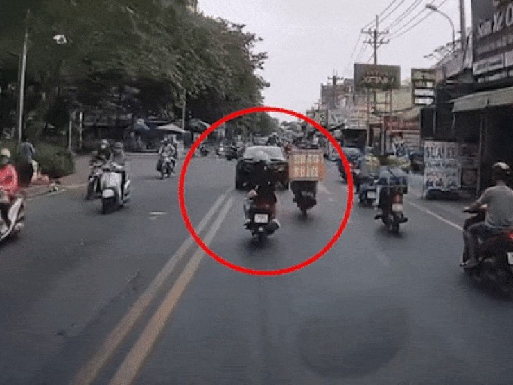 Nam thanh niên đạp ngã người đàn ông đi xe máy vì suýt va chạm