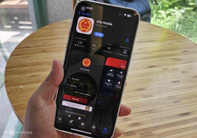 Người dân tải ứng dụng eTax của Tổng cục Thuế, để tra cứu thông tin nộp, hoàn thuế. Ảnh: Phương Dung