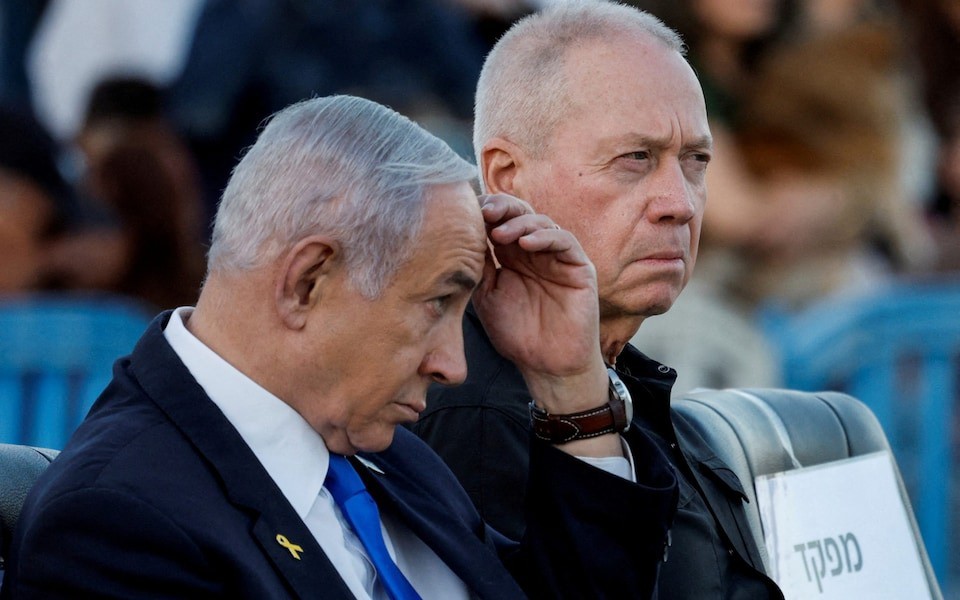 Thủ tướng Israel Benjamin Netanyahu (trái) và cựu Bộ trưởng Quốc phòng Israel Yoav Gallant. Ảnh: Reuters