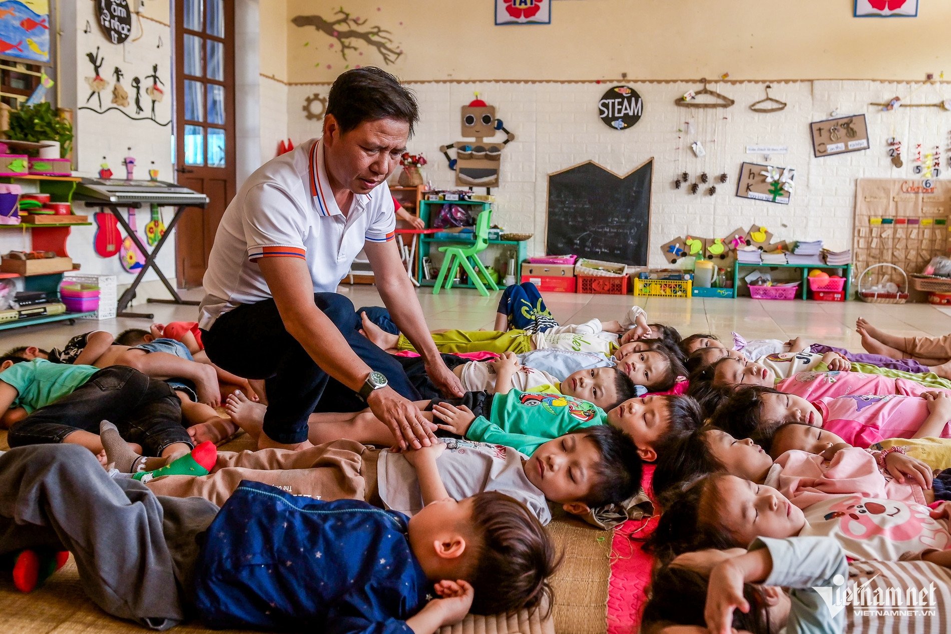 "Cô giáo thầy" chăm sóc từng miếng ăn, giấc ngủ cho các bé rất chu đáo.&nbsp;