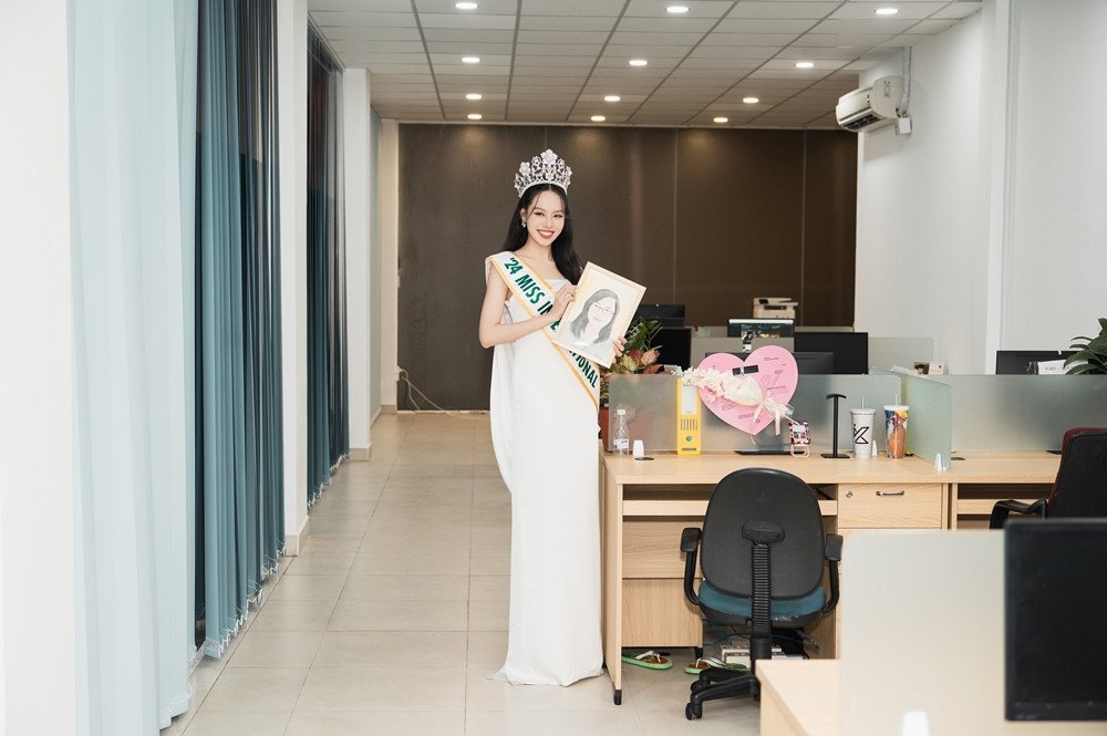 Lý do Miss International 2024 Thanh Thủy mang bộ mặt trắng bệch xuống máy bay - 4