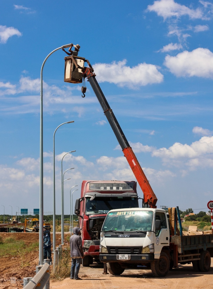 Đoạn cao tốc Bến Lức - Long Thành qua Đồng Nai xuyên rừng ngập mặn sắp thông xe