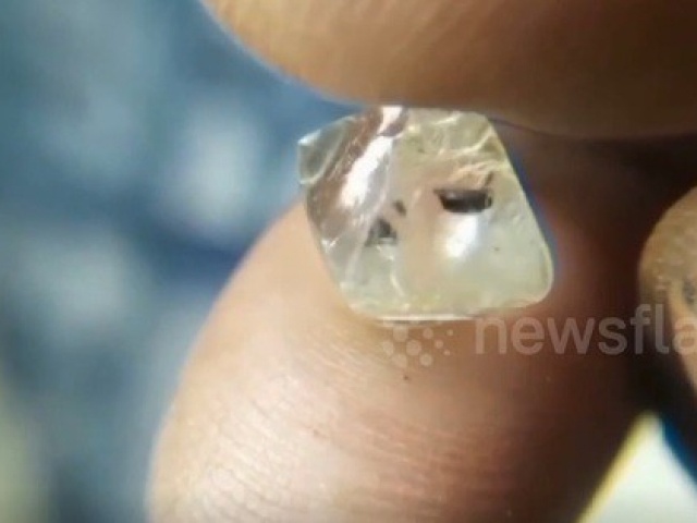 Người đàn ông bất ngờ đào được viên kim cương 5,87 carat