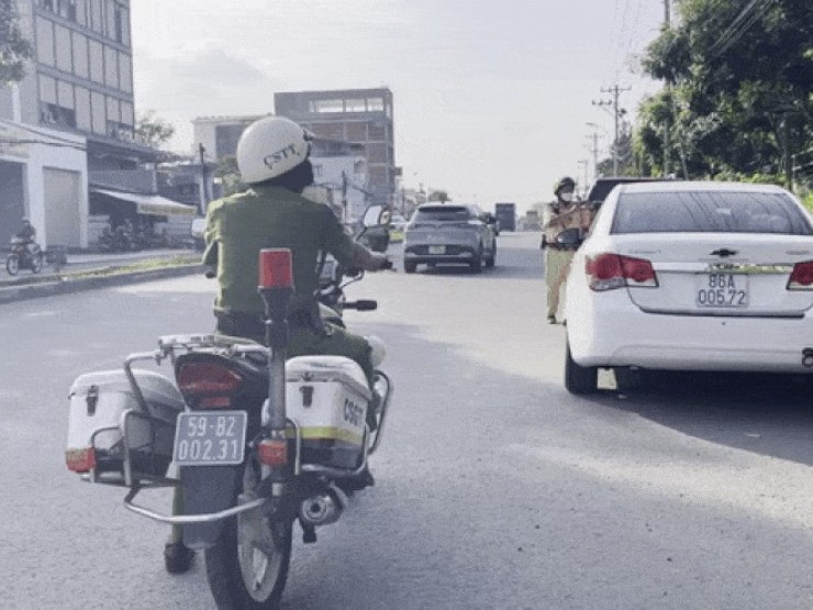 CSGT sử dụng máy quay để siết chặt xử phạt nguội, nhiều tài xế năn nỉ xin bỏ qua