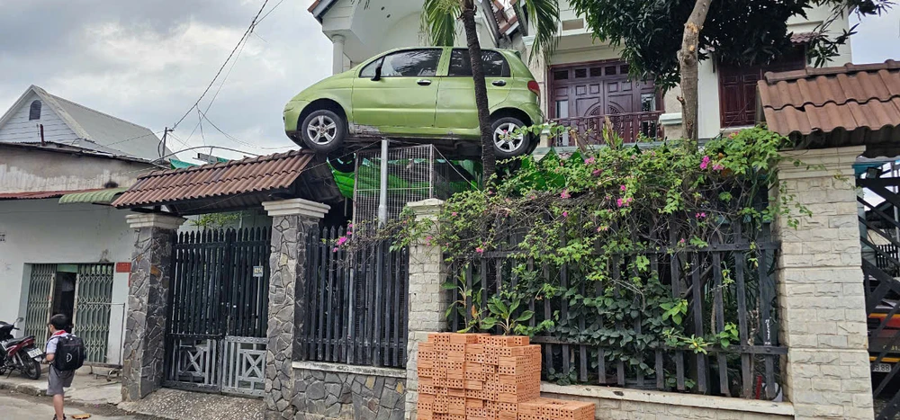 Ô tô đậu trên mái cổng gây xôn xao mạng xã hội đã được hạ xuống