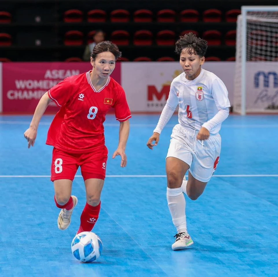 "Người không phổi" Thùy Trang ở giải futsal Đông Nam Á trong trận thắng Myanmar 5-2,Trang góp 2 bàn. Ảnh:VFF