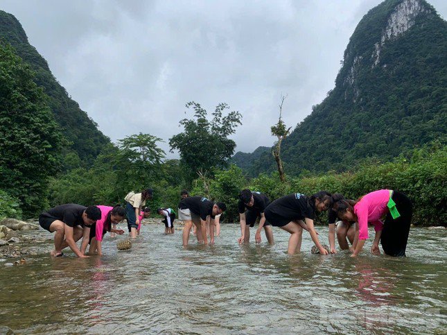 Đến với Xuân Sơn, du khách có thể ngâm mình trong dòng nước mát lành. Được bắt cua, ốc, cá suối mang về thưởng thức.