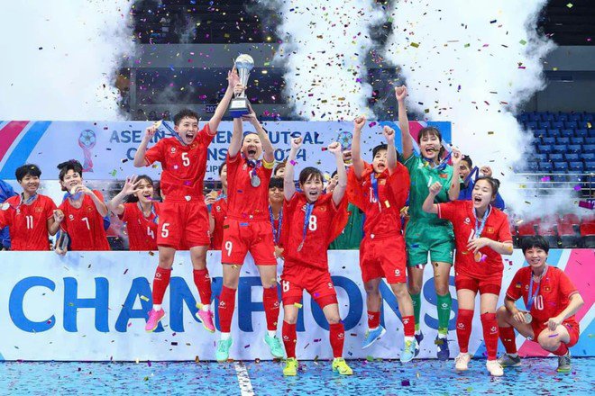 ...và cùng đồng đội ăn mừng chức vô địch giải futsal Đông Nam Á 2024