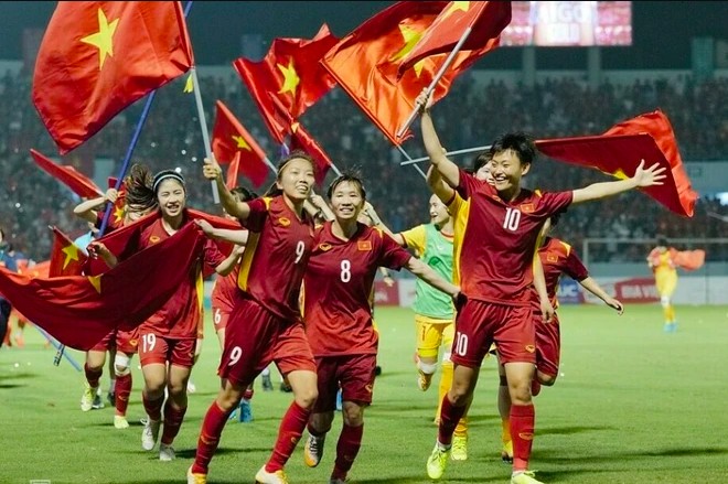 Thuỳ Trang (8) cùng đồng đội ăn mừng chức vô địch SEA Games 31 trên sân nhà