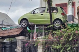 Ô tô đậu trên mái cổng gây xôn xao mạng xã hội đã được hạ xuống