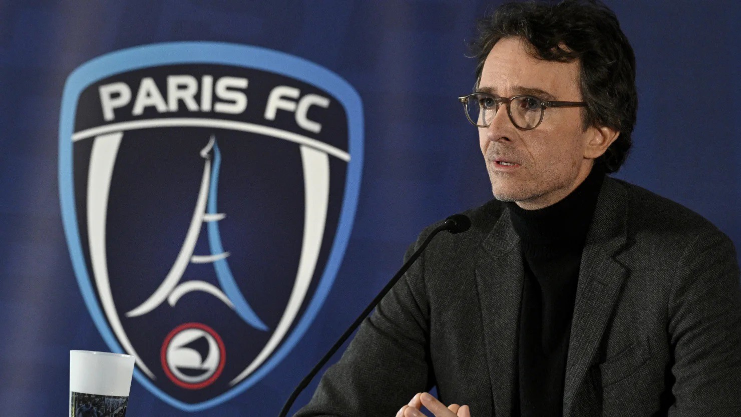 Antoine Arnault phát biểu với giới truyền thông trong buổi họp báo của Paris FC tại Groupe ADP