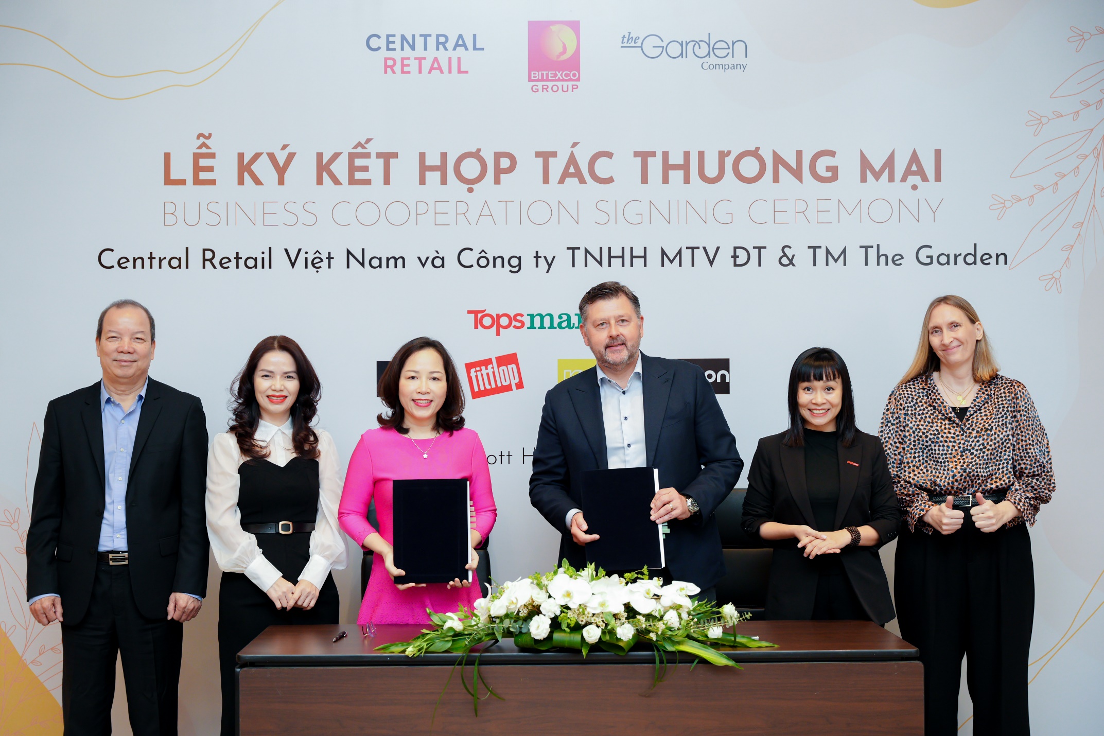 Ông Olivier Langlet, Tổng Giám đốc Tập đoàn Central Retail Việt Nam và Bà Nguyễn Thị Thu Hà, Chủ tịch kiêm Tổng Giám đốc The Garden ký kết hợp tác thương mại cho giai đoạn 20 năm tới.