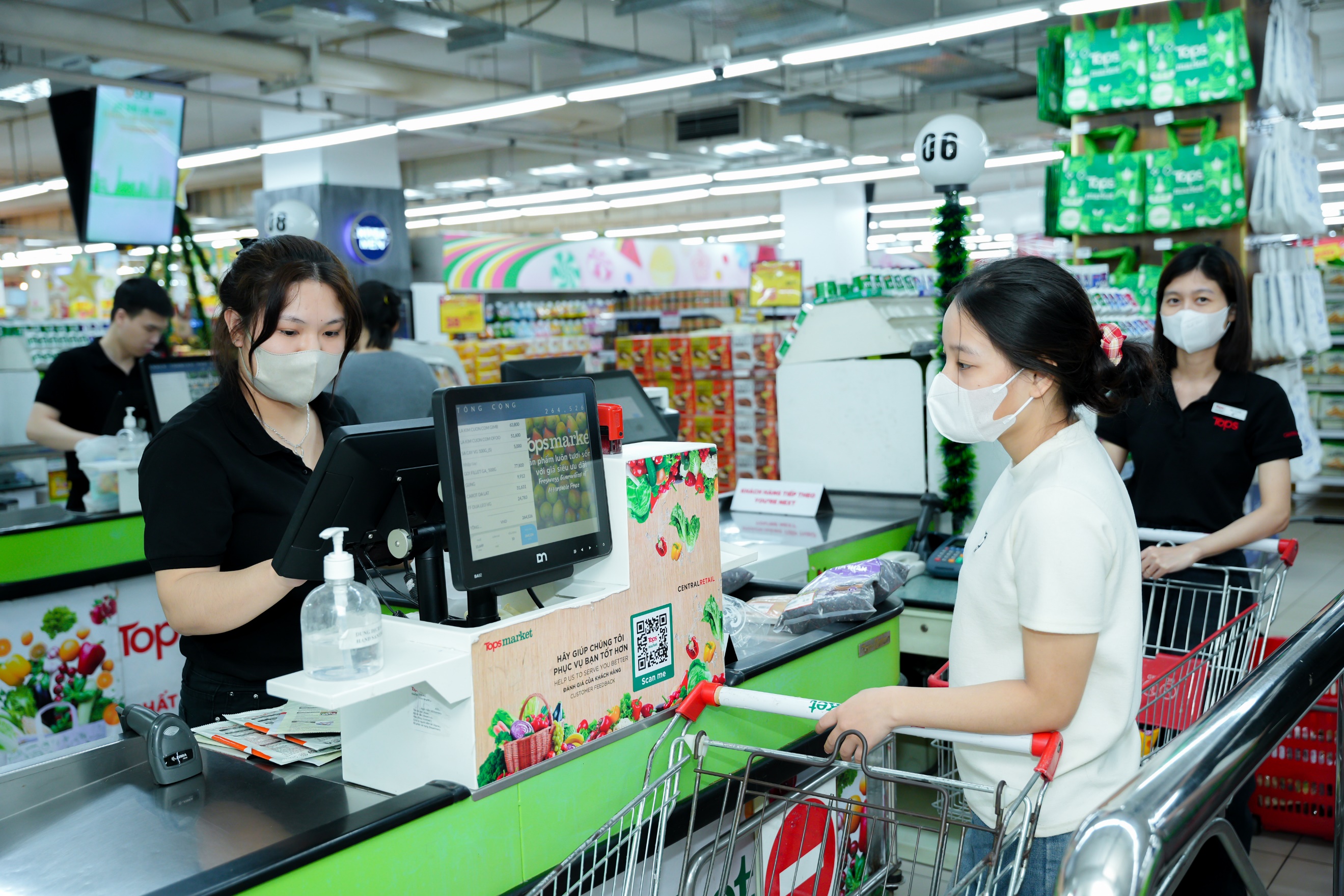 Siêu thị Tops Market đã trở thành điểm nhấn quan trọng của TTTM The Garden, mang đến cho khách hàng các sản phẩm chất lượng, thực phẩm tươi ngon và dịch vụ xuất sắc.