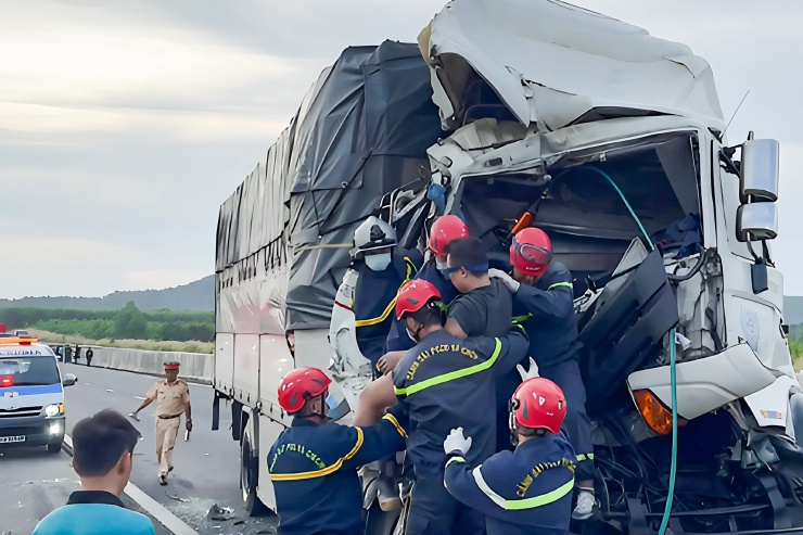 Vụ Tai Nạn Liên Hoàn Trên Cao Tốc Phan Thiết - Dầu Giây: 1 Người Mắc Kẹt Được Giải Cứu