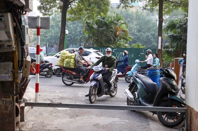 Tranh cãi bùng nổ quanh việc lắp đặt barie chặn xe ở Hà Nội