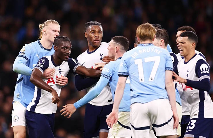 Man City (áo xanh) thua đậm Tottenham 0-4