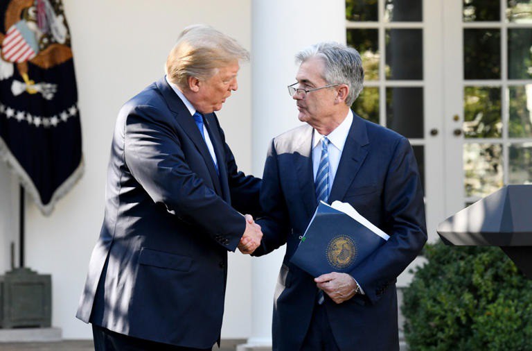 Ông Donald Trump và ông&nbsp;Jerome Powell