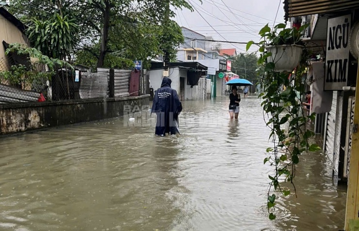 Nước sông Hương lên nhanh, ngập lụt nhiều khu vực tại Huế