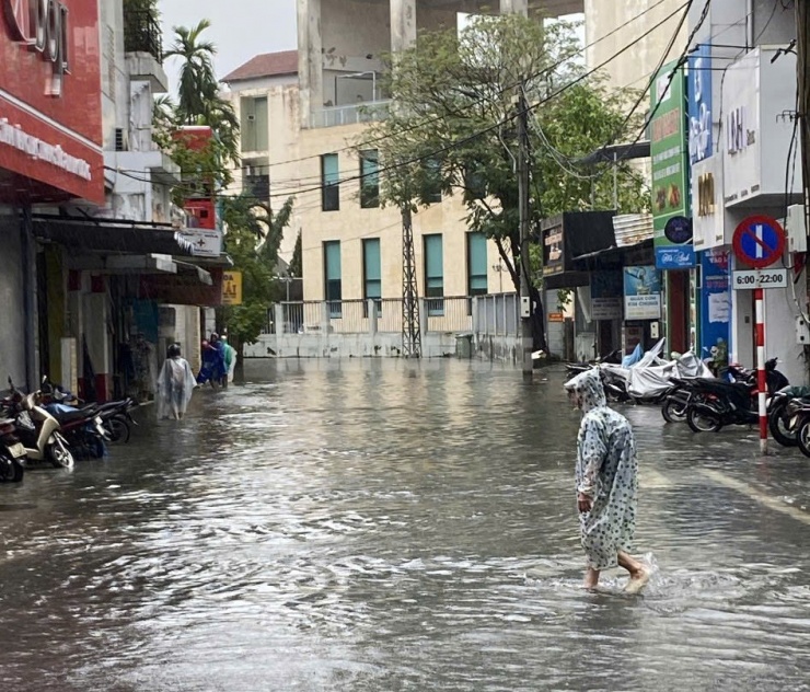 Nước sông Hương lên nhanh, ngập lụt nhiều khu vực tại Huế