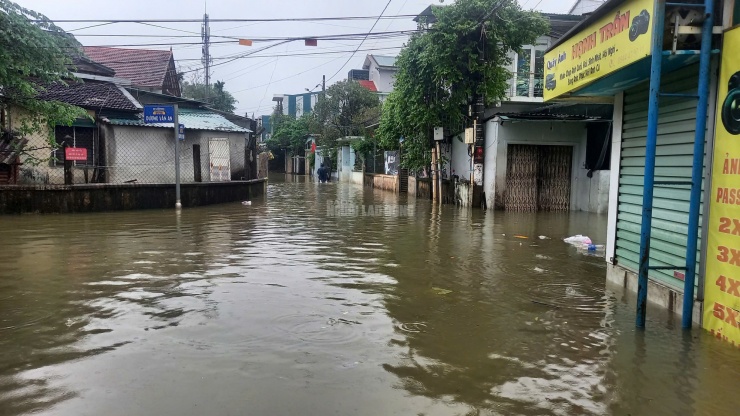 Nước sông Hương lên nhanh, ngập lụt nhiều khu vực tại Huế