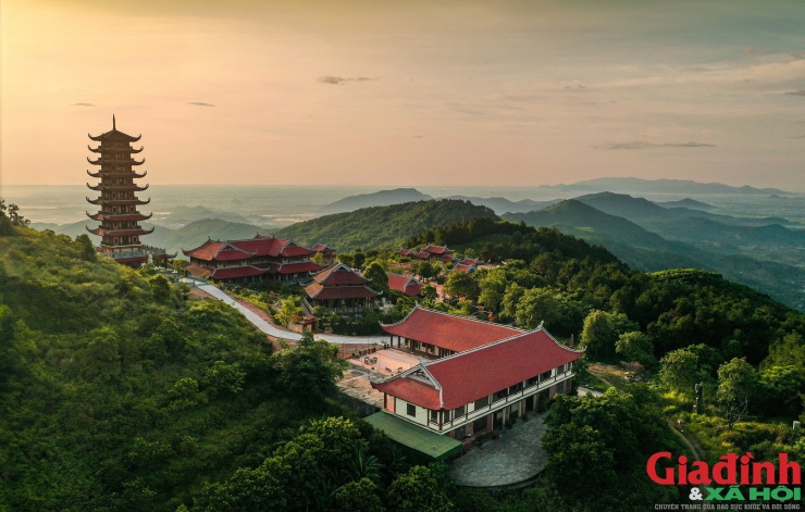 Núi Đại Huệ chạy dọc phía bắc và đông của huyện Nam Đàn, Xưa nay Đại Huệ được biết đến là nơi hội tụ tâm linh văn hóa xứ Nghệ, có ngôi Chùa Đại Tuệ là ngôi chùa cổ, duy nhất trên cả nước thờ Phật bà Đại Tuệ (thuộc xã Nam Anh).