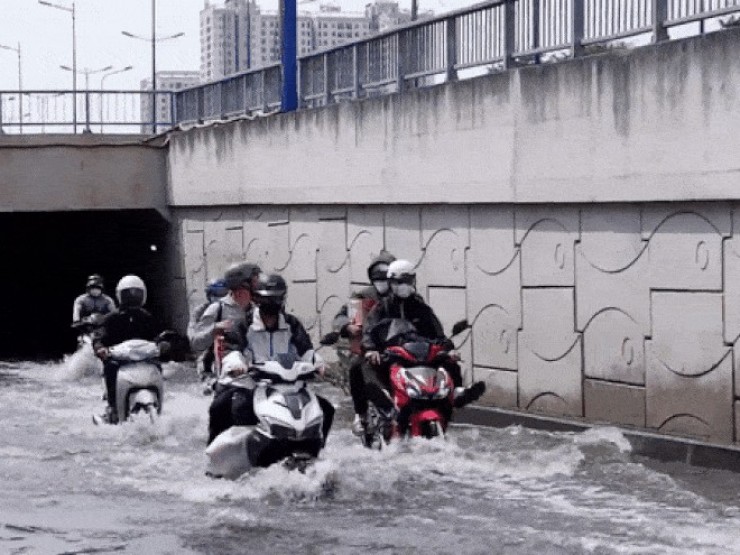 Hầm chui trước Bến xe Miền Đông mới ngập sâu dù trời không mưa, khiến nhiều xe máy chết máy