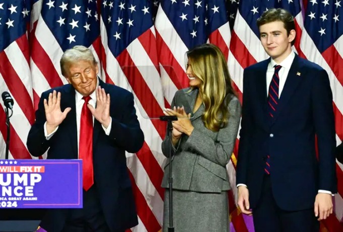 Barron trên sân khấu mừng ông Trump tái đắc cử Tổng thống Mỹ. Ảnh: EPA