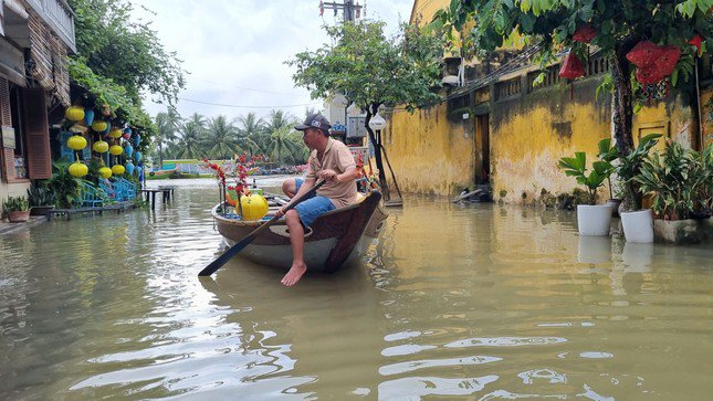 Tại một số tuyến đường ngập nước, xuất hiện dịch vụ ghe thuyền chở du khách tham quan với giá 150 nghìn đồng/ người.