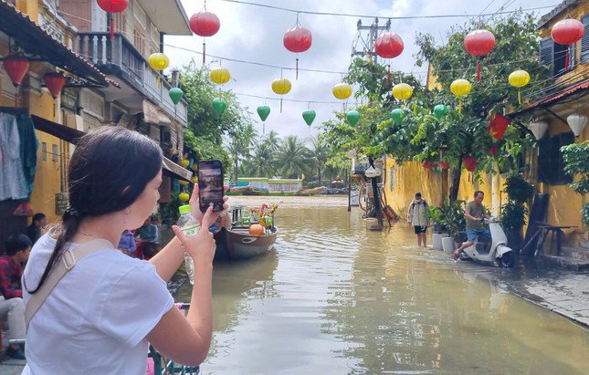 Nước lụt tràn vào phố cổ Hội An, khách Tây lội bì bõm chụp hình - 6