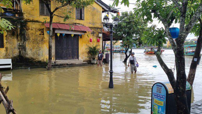 Theo người dân, nước lụt bắt đầu tràn từ sông Hoài vào khu phố cổ, dâng lên từ tối qua 24/11, một số nhà dân nước tràn vào nhà.