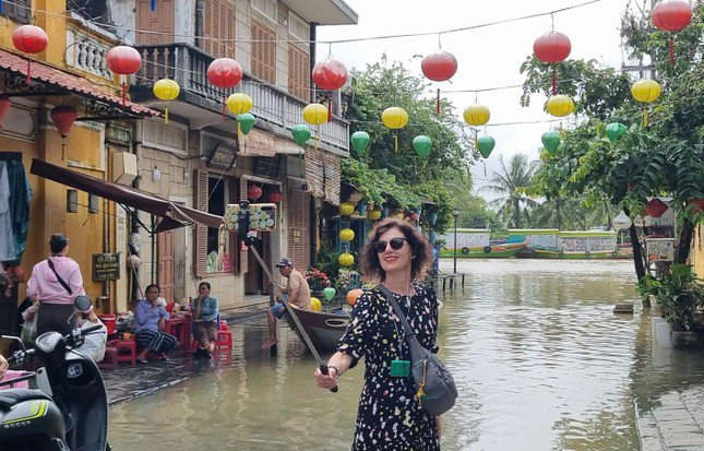 Du khách thích thú check-in Hội An ngày lụt.