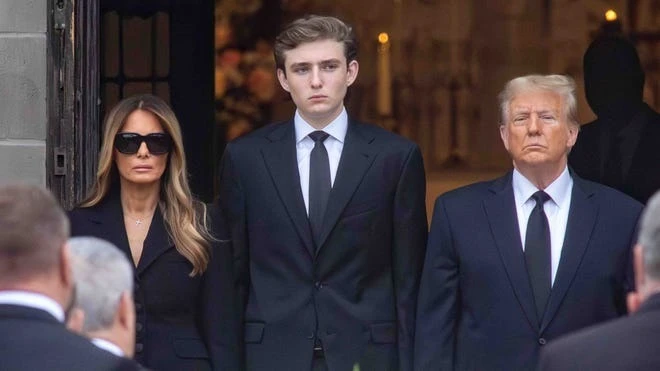 Cậu Barron Trump - con trai út của ông Trump cùng bố mẹ tại một sự kiện trong năm nay. Ảnh: USA TODAY