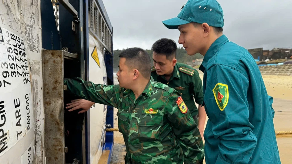 3 thùng kim loại rỗng có có gắn van bơm, ống xả, đồng hồ đo áp suất và khung sắt liên kết bảo vệ. Ảnh: ĐC