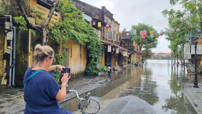 Nước lụt tràn vào phố cổ Hội An, khách Tây lội bì bõm chụp hình - 14