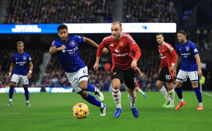 MU (áo đỏ) chỉ giành được 1 điểm trên sân Ipswich Town