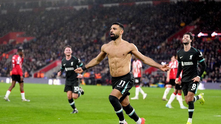 Salah vừa lập cú đúp giúp Liverpool thắng&nbsp;Southampton 3-2 ở vòng 12 Ngoại hạng Anh