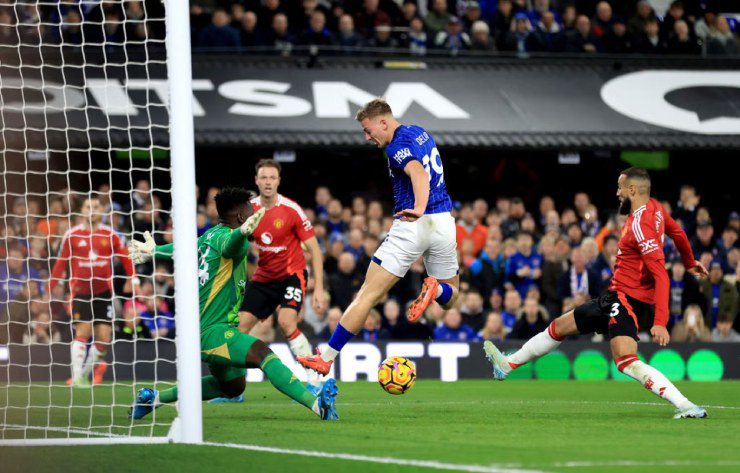 Ipswich Town (áo xanh) chơi tốt hơn hẳn MU, đặc biệt ở&nbsp;hiệp 1