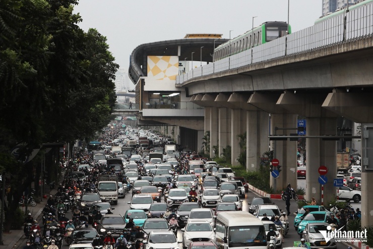 Dòng người nhích từng mét để đến công sở trong ngày gió mùa ùa về Hà Nội - 3